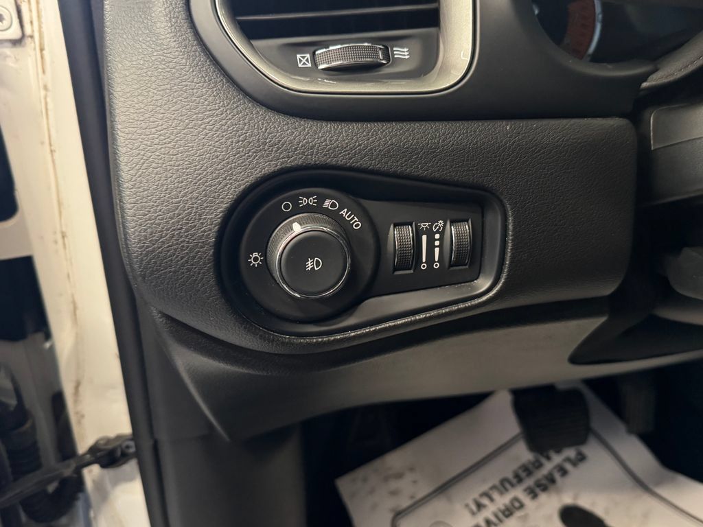 Used 2022 Jeep Renegade Limited AWD/4WD image 18