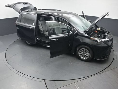 Used 2026 Toyota Sienna XLE AWD/4WD image 58