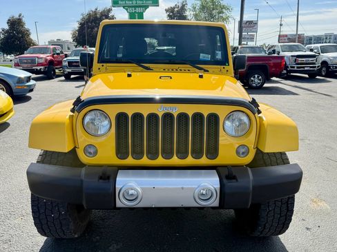 Used 2015 Jeep Wrangler Unlimited Sahara w/ Connectivity Group AWD/4WD image 8