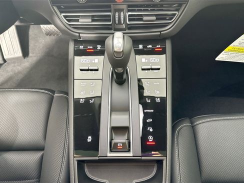 Certified 2025 Porsche Macan image 29