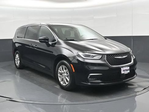 Used 2026 Chrysler Pacifica Select FWD image 1