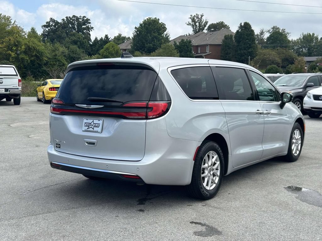 Used 2024 Chrysler Pacifica Touring-L FWD image 7