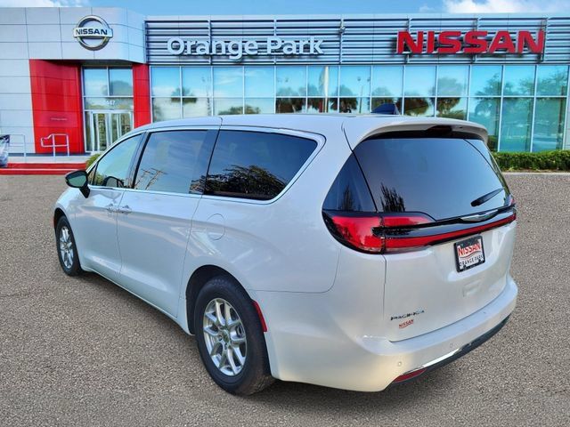 Used 2024 Chrysler Pacifica Touring-L FWD image 3