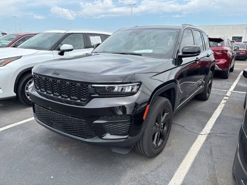 Used 2023 Jeep Grand Cherokee Altitude AWD/4WD image 3