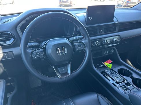 Used 2025 Honda Pilot TrailSport image 23