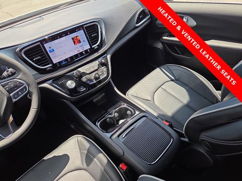 Used 2026 Chrysler Pacifica Limited FWD image 14