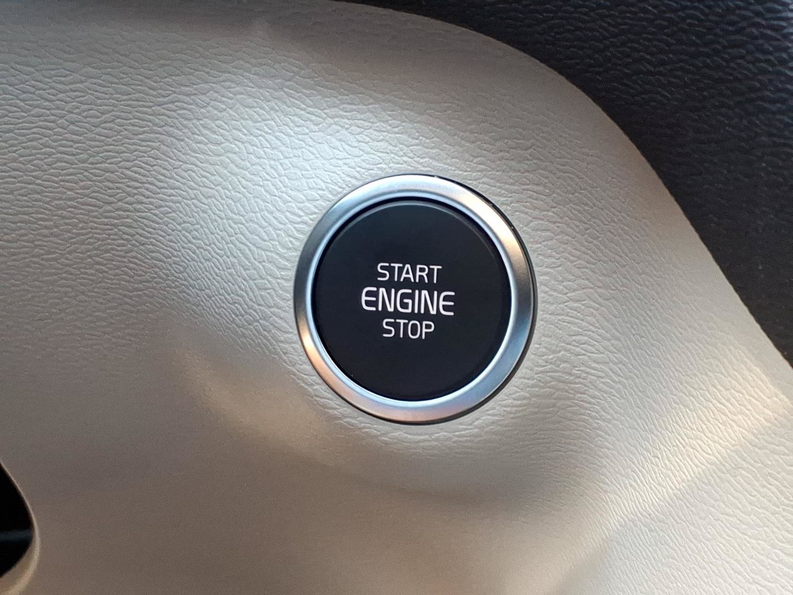 Certified 2025 Volvo XC40 B5 Plus AWD/4WD image 27