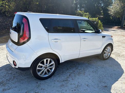Used 2017 Kia Soul + image 2