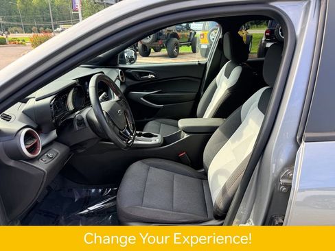 Used 2025 Chevrolet Trax RS w/ Sunroof Package FWD image 6