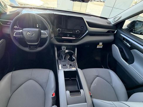 New 2026 Toyota Highlander Platinum image 13