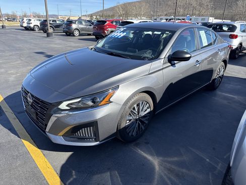 Used 2025 Nissan Altima 2.5 SV image 2