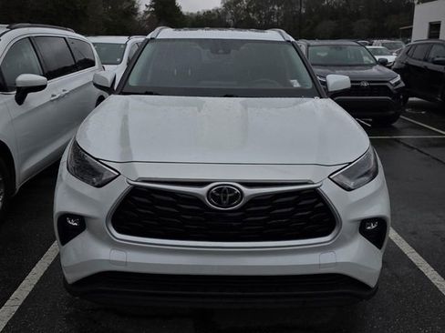 Used 2022 Toyota Highlander XLE image 2