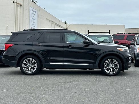 Used 2023 Ford Explorer XLT w/ Equipment Group 202A RWD image 2