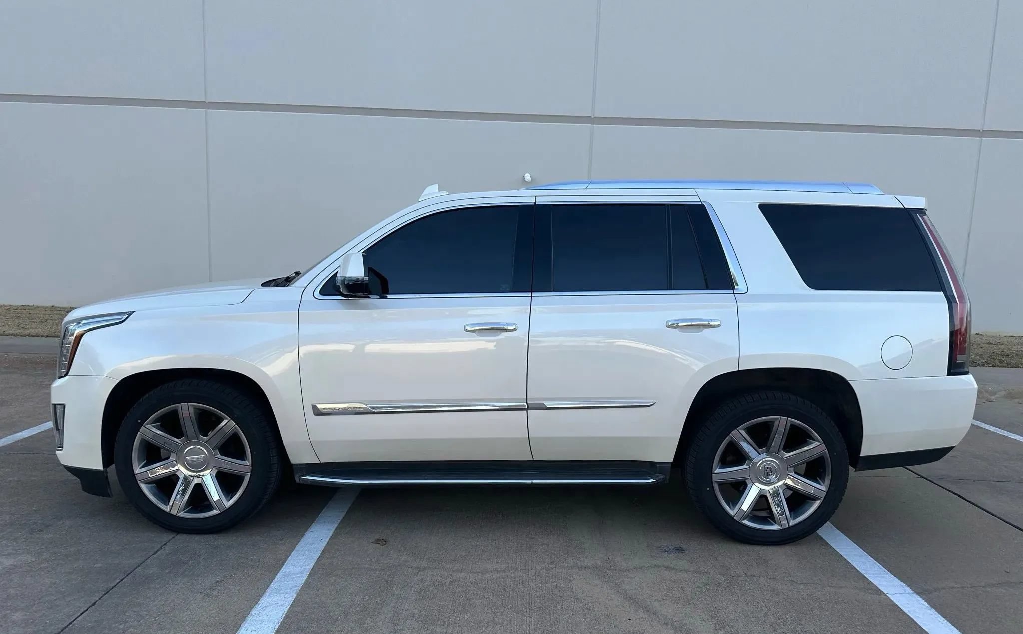 Used 2015 Cadillac Escalade Luxury AWD/4WD image 1