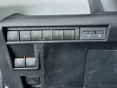 Certified 2025 Toyota Sienna LE FWD image 10