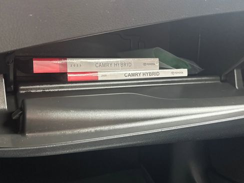 Used 2025 Toyota Camry LE w/ Convenience Package image 27