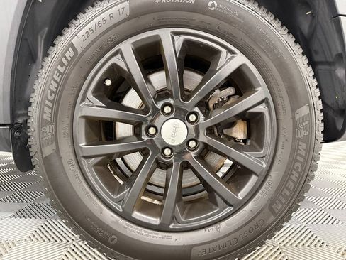 Used 2019 Jeep Cherokee Latitude Plus w/ Cold Weather Group AWD/4WD image 28