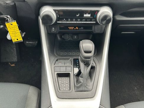 Used 2021 Toyota RAV4 LE FWD image 12