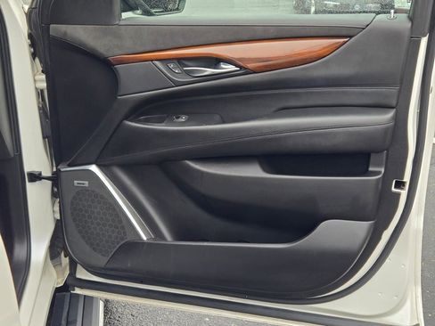 Used 2019 Cadillac Escalade Premium Luxury image 4