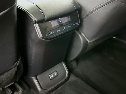 Used 2022 Toyota Highlander LE FWD image 25
