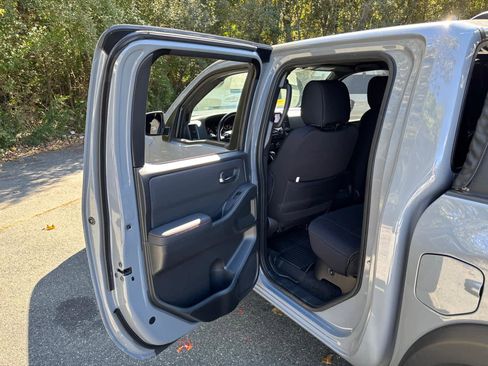 Used 2022 Nissan Frontier PRO-4X w/ Technology Package image 30