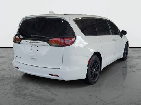 Used 2017 Chrysler Pacifica LX FWD image 2