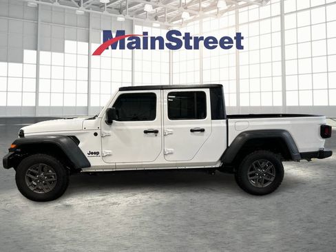 Used 2025 Jeep Gladiator Sport AWD/4WD image 2