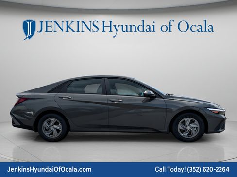 New 2026 Hyundai Elantra SE FWD image 2