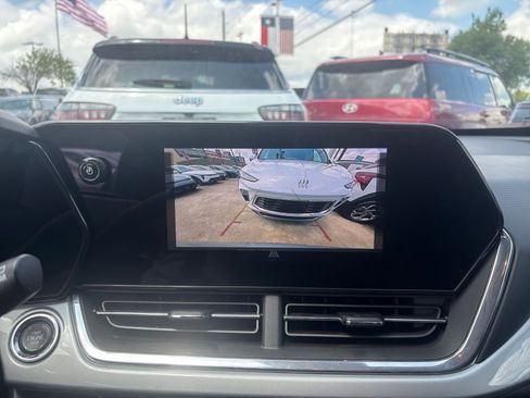 Used 2025 Chevrolet Trax LT w/ LT Convenience Package FWD image 22