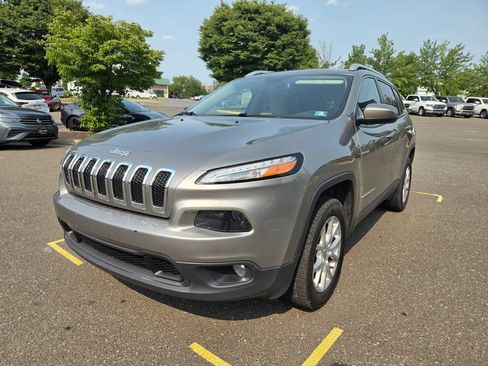 Used 2017 Jeep Cherokee Latitude w/ Cold Weather Group AWD/4WD image 3