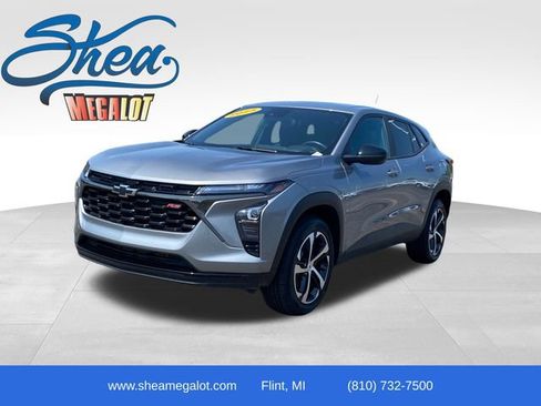 Used 2025 Chevrolet Trax RS w/ Driver Confidence Package FWD image 1