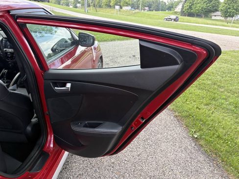 Used 2016 Hyundai Veloster Turbo FWD image 18