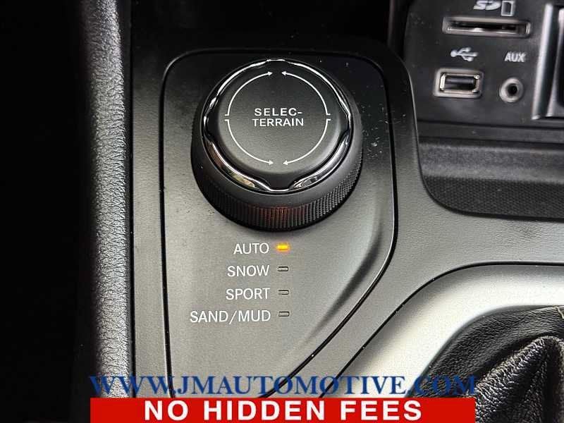 Used 2018 Jeep Cherokee Latitude Plus AWD/4WD image 34