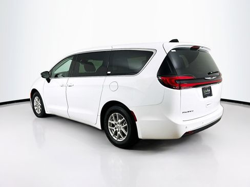 Used 2024 Chrysler Pacifica Touring-L FWD image 5