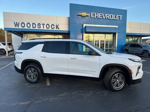 Used 2025 Chevrolet Traverse LT image 2