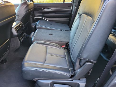 Used 2024 Jeep Wagoneer L Series II image 18