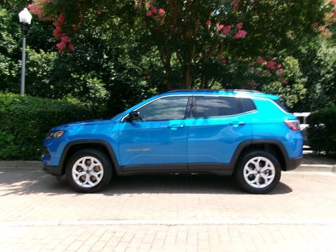 Used 2025 Jeep Compass Latitude AWD/4WD image 4