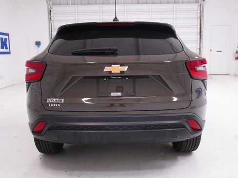 Used 2024 Chevrolet Trax LS w/ LS Convenience Package FWD image 6