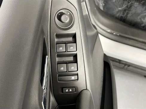 Used 2022 Chevrolet Trax LT w/ LT Convenience Package image 17