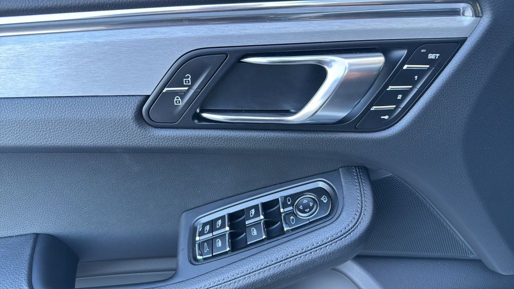 Certified 2026 Porsche Macan AWD/4WD image 8