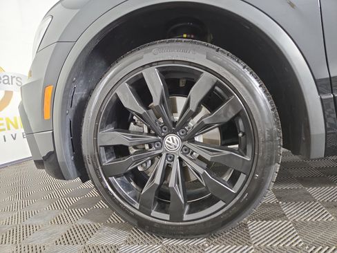 Used 2021 Volkswagen Tiguan SE R-Line image 34
