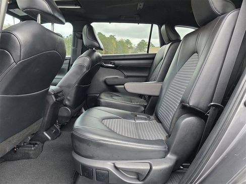 Used 2024 Toyota Highlander XSE image 15