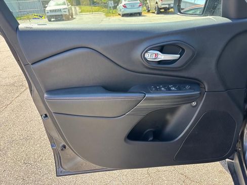 Used 2016 Jeep Cherokee 75th Anniversary FWD image 11