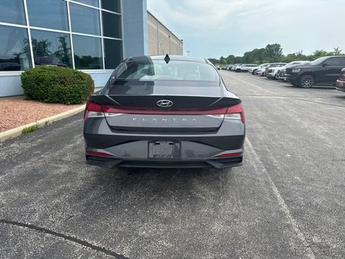 Used 2022 Hyundai Elantra SEL w/ Convenience Package FWD image 4