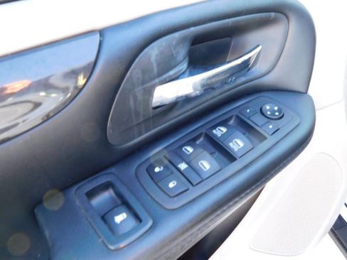 Used 2019 Dodge Grand Caravan SE w/ UConnect Hands-Free Group image 12