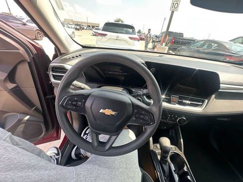 Used 2025 Chevrolet TrailBlazer LT AWD/4WD image 16