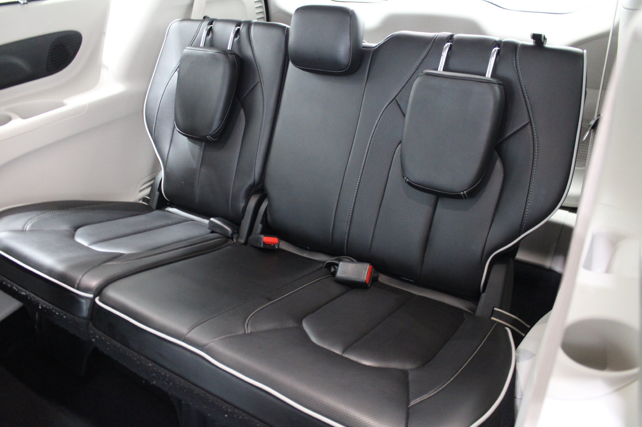 Used 2023 Chrysler Pacifica Limited FWD image 19