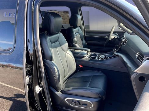 Used 2024 Jeep Wagoneer L Series II w/ Flexible Seating Group AWD/4WD image 30