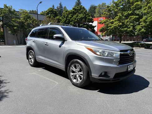 Used 2015 Toyota Highlander XLE AWD/4WD image 2
