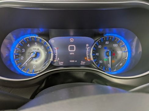 Used 2019 Chrysler Pacifica Limited image 4